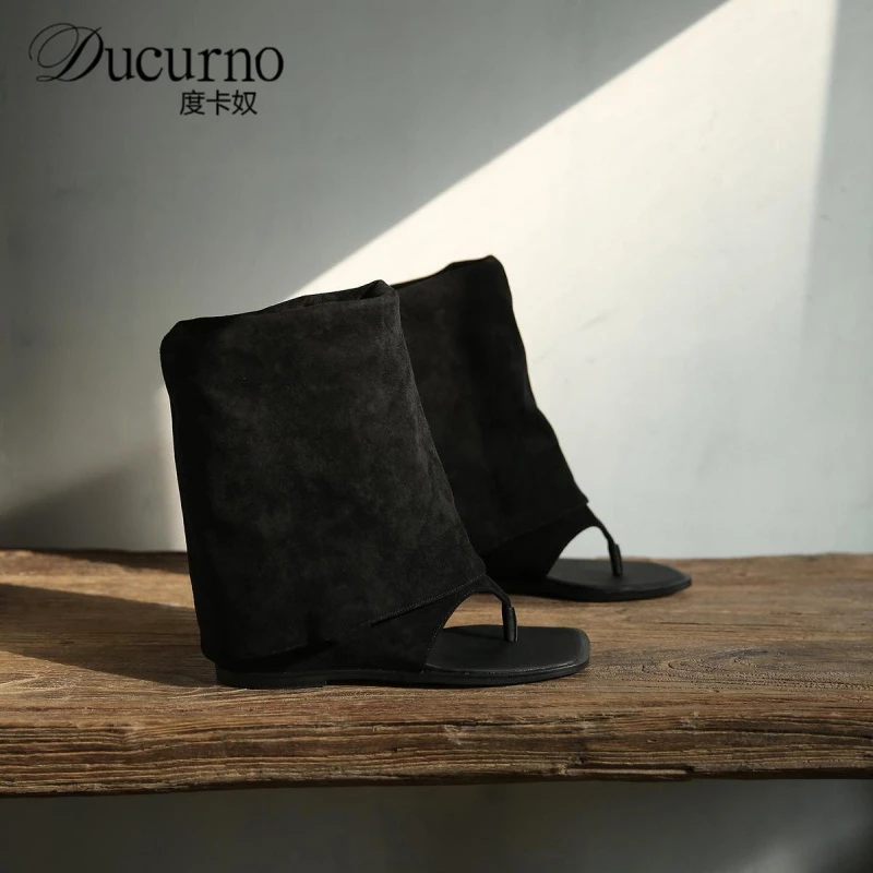 度卡奴小众复古方头夹趾短靴平底人字凉鞋女西部裤管宽筒绒面长靴