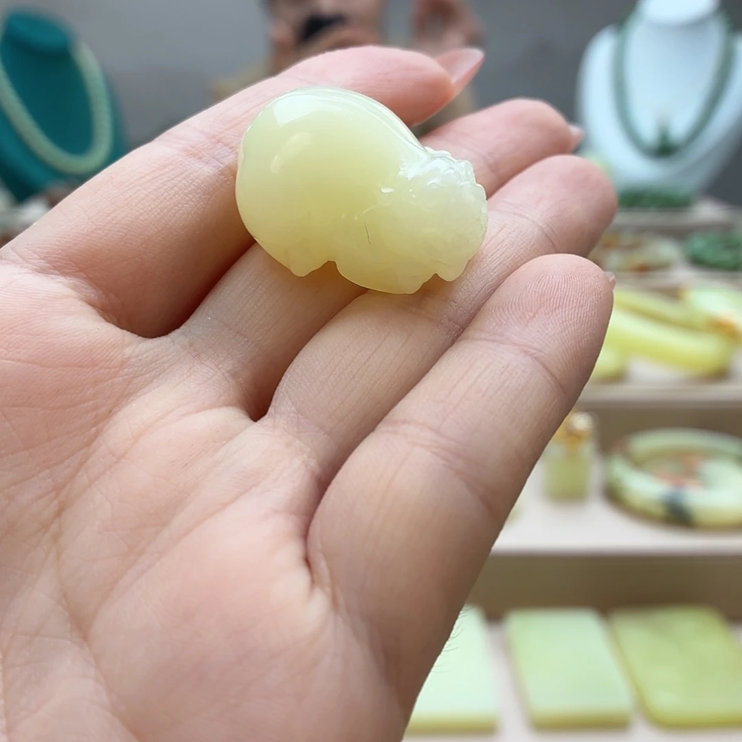 颈饰未镶嵌和田玉（黄玉）