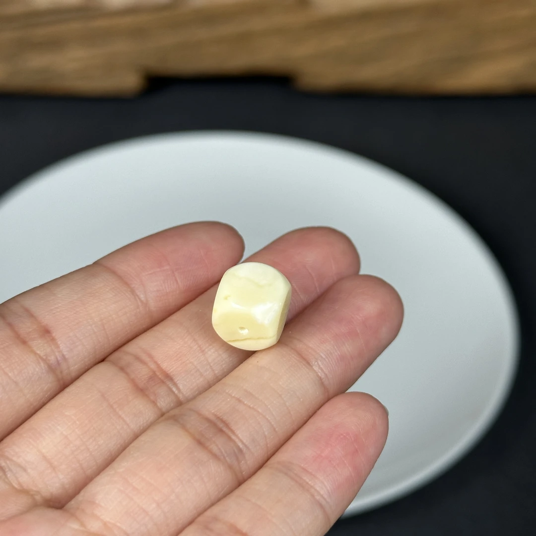 B2652天然原矿俄料蜜蜡 瑕疵配饰 9.8mm支持鉴定