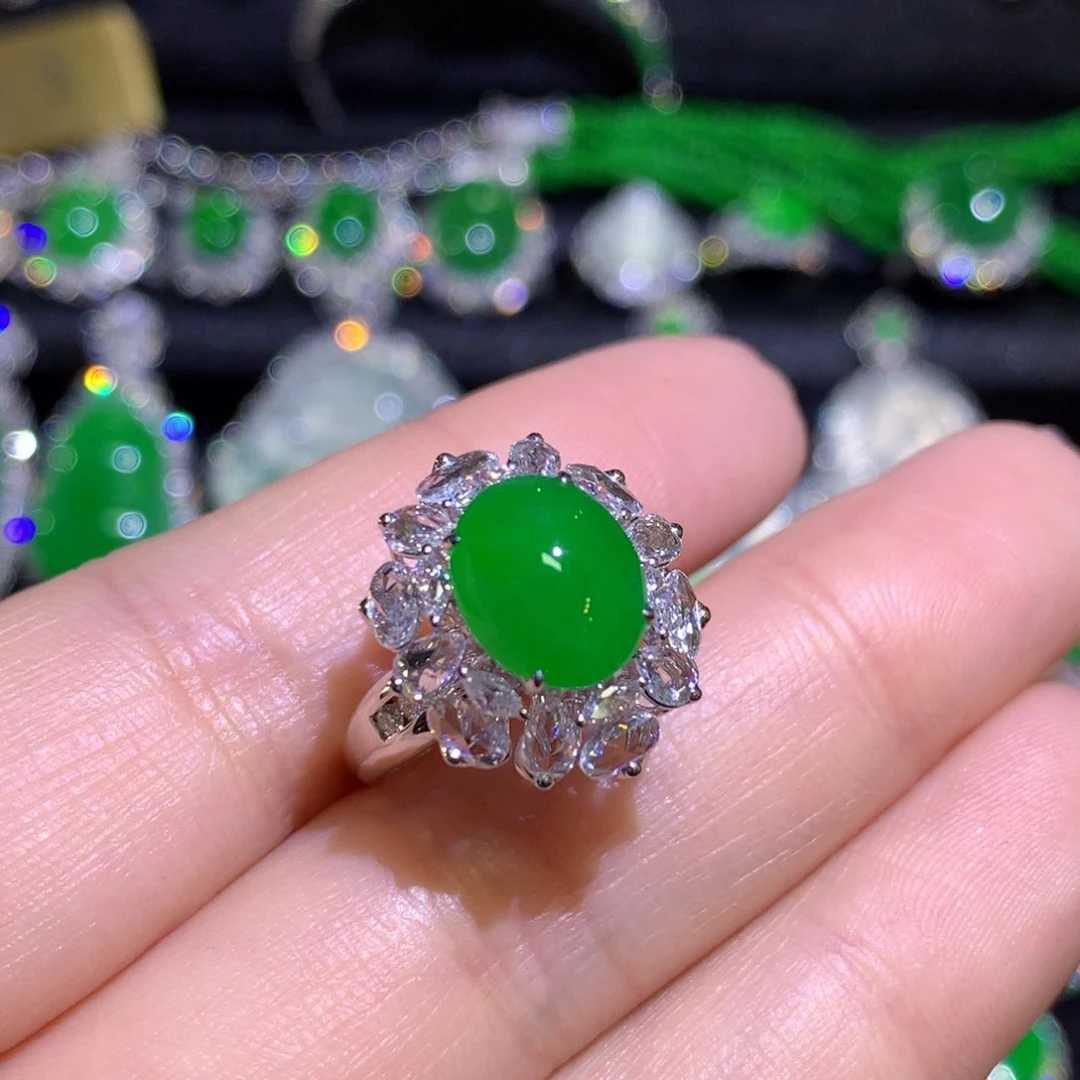 翡翠耳饰18K金镶嵌满绿蛋面