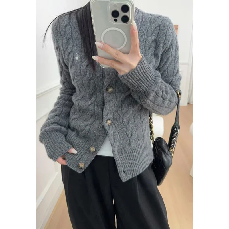 【百万严选】小马刺绣 羊毛羊绒混纺 麻花正肩显瘦针织开衫~A12231