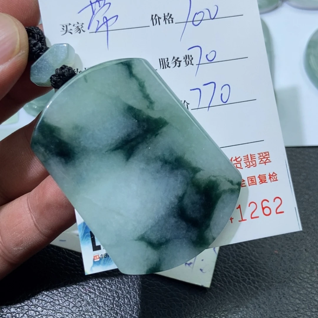 翡翠未镶嵌颈饰带****人
