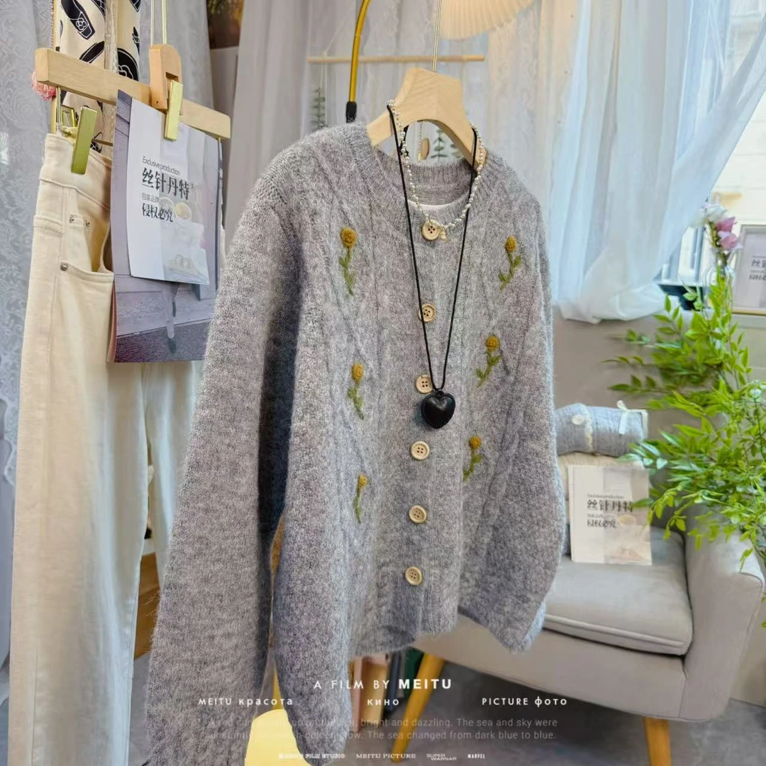 韩系甜美花朵温柔风针织开衫女秋冬时尚洋气宽松减龄软糯毛衣外套