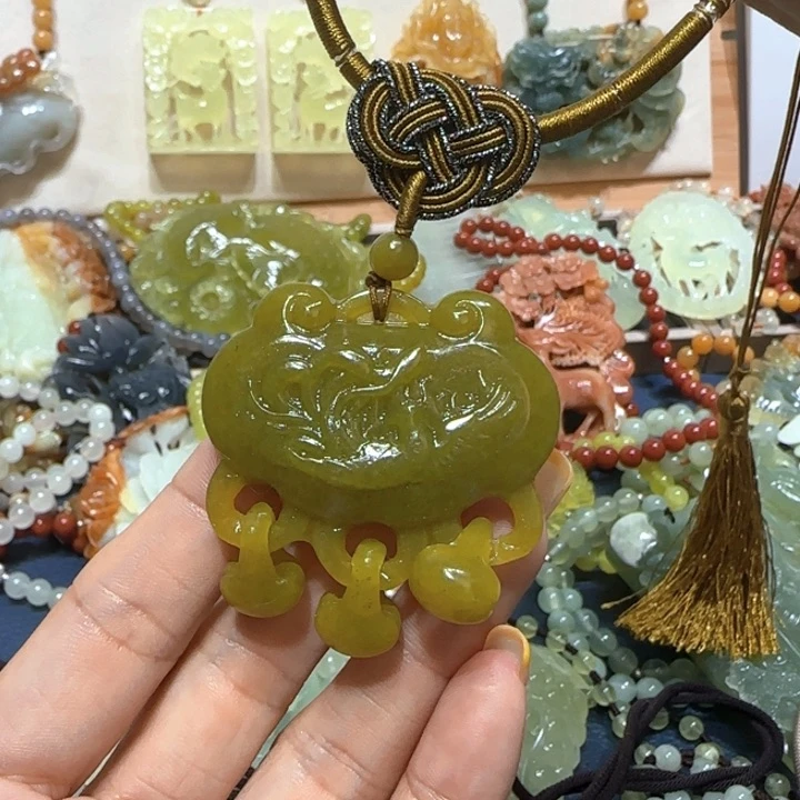 未镶嵌蛇纹石玉吊坠