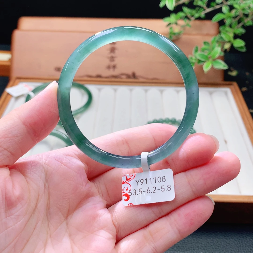 翡翠未镶嵌手镯（圆镯）