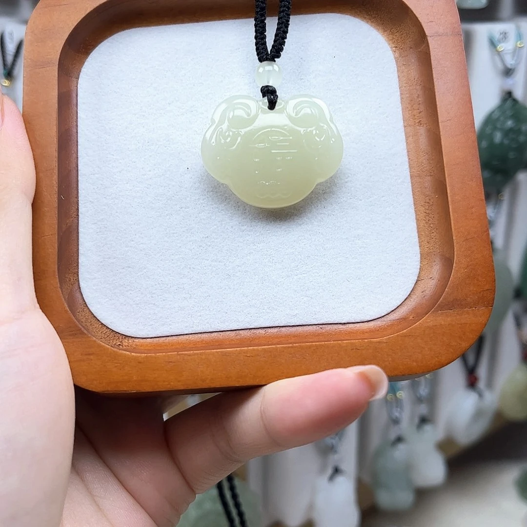 颈饰未镶嵌石英质玉