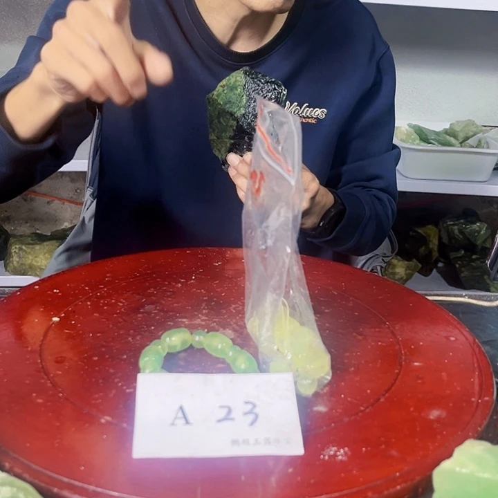 未镶嵌蛇纹石玉珠宝奇石