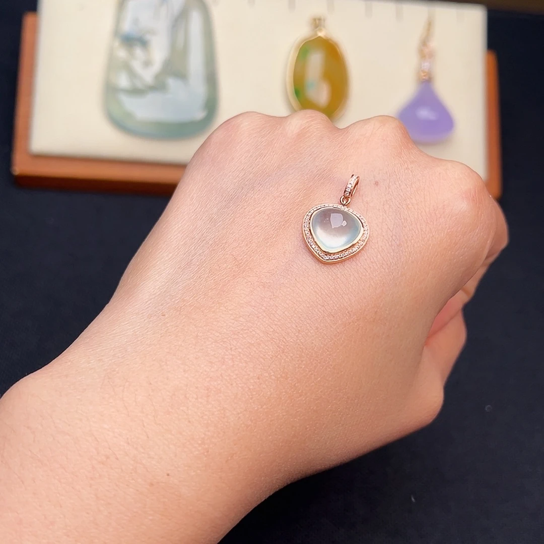 翡翠18K金镶嵌颈饰