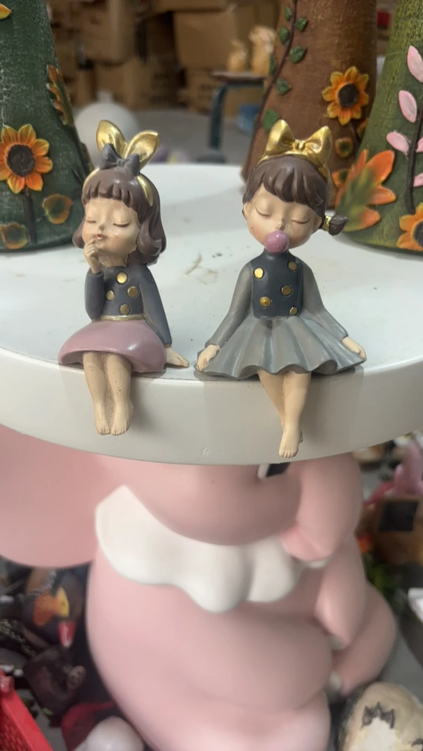 树脂两个女孩坐摆件 微瑕