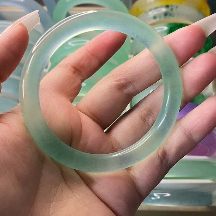 未镶嵌手镯石英质玉