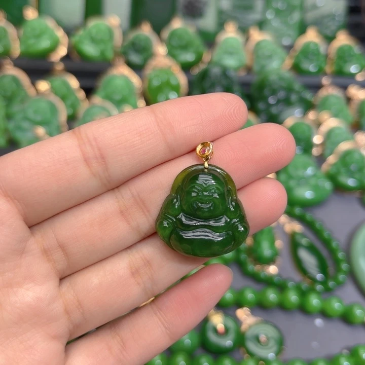 颈饰18K金镶嵌和田玉（碧玉）