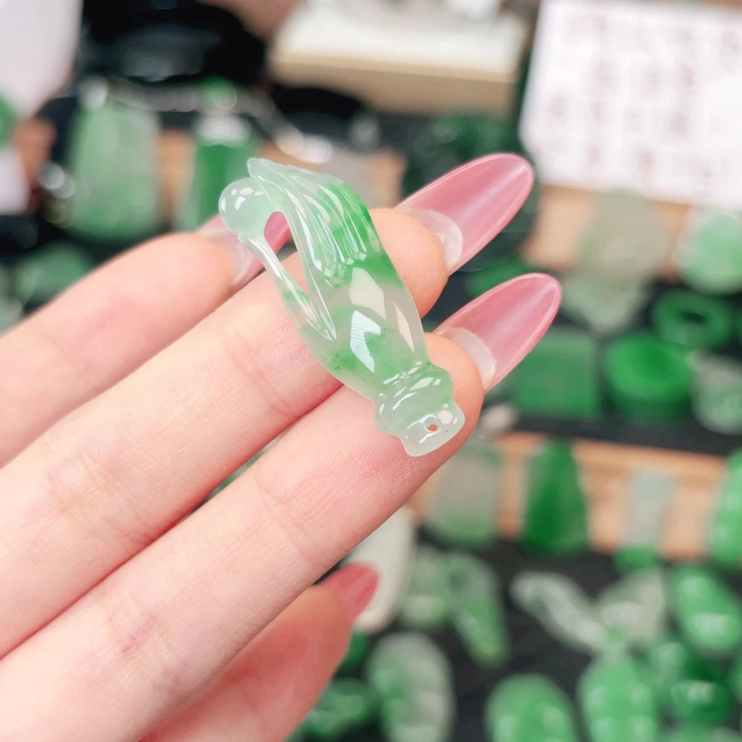 石英质玉（非洲翠）未镶嵌颈饰