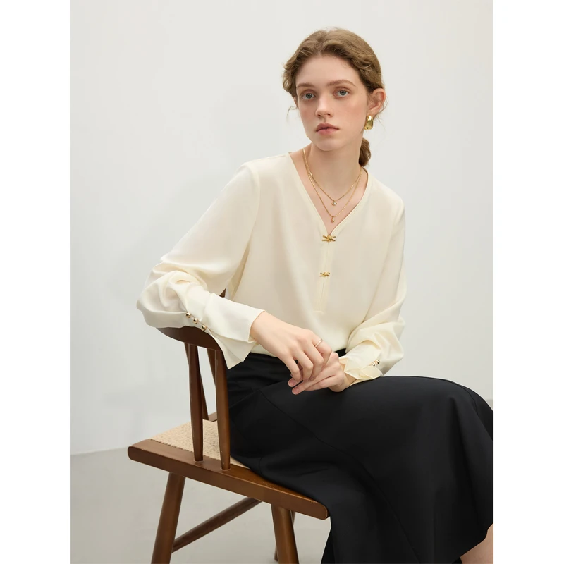 范思蓝恩气质通勤风优雅V领衬衫春新款蝴蝶结喇叭袖衬衣25FS11225