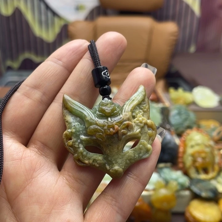 蛇纹石玉未镶嵌颈饰