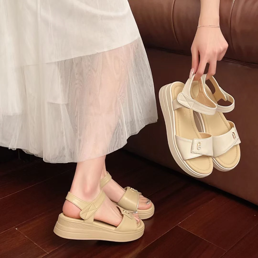 新款4厘米厚底凉鞋，鞋底轻软Q谈脚感舒适