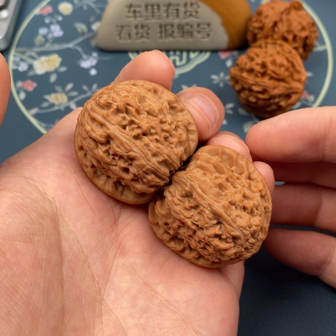 文玩核桃吊坠37原桩三角白。红皮，精配。t6s8