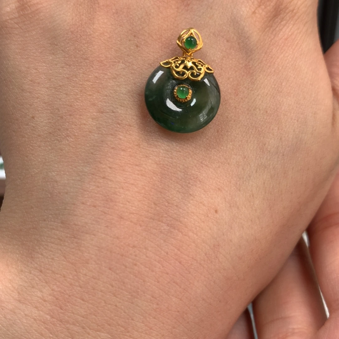 翡翠18K金镶嵌颈饰平安扣