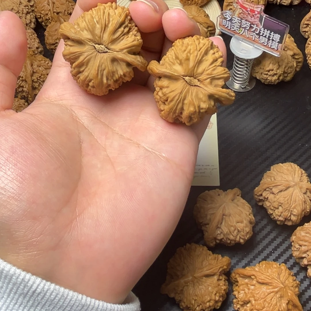 问***寒文玩核桃吊坠全品白狮子