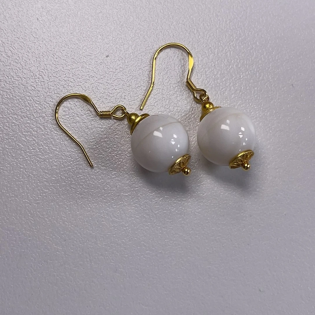 平****贝壳合金合金白色设计圆珠耳坠