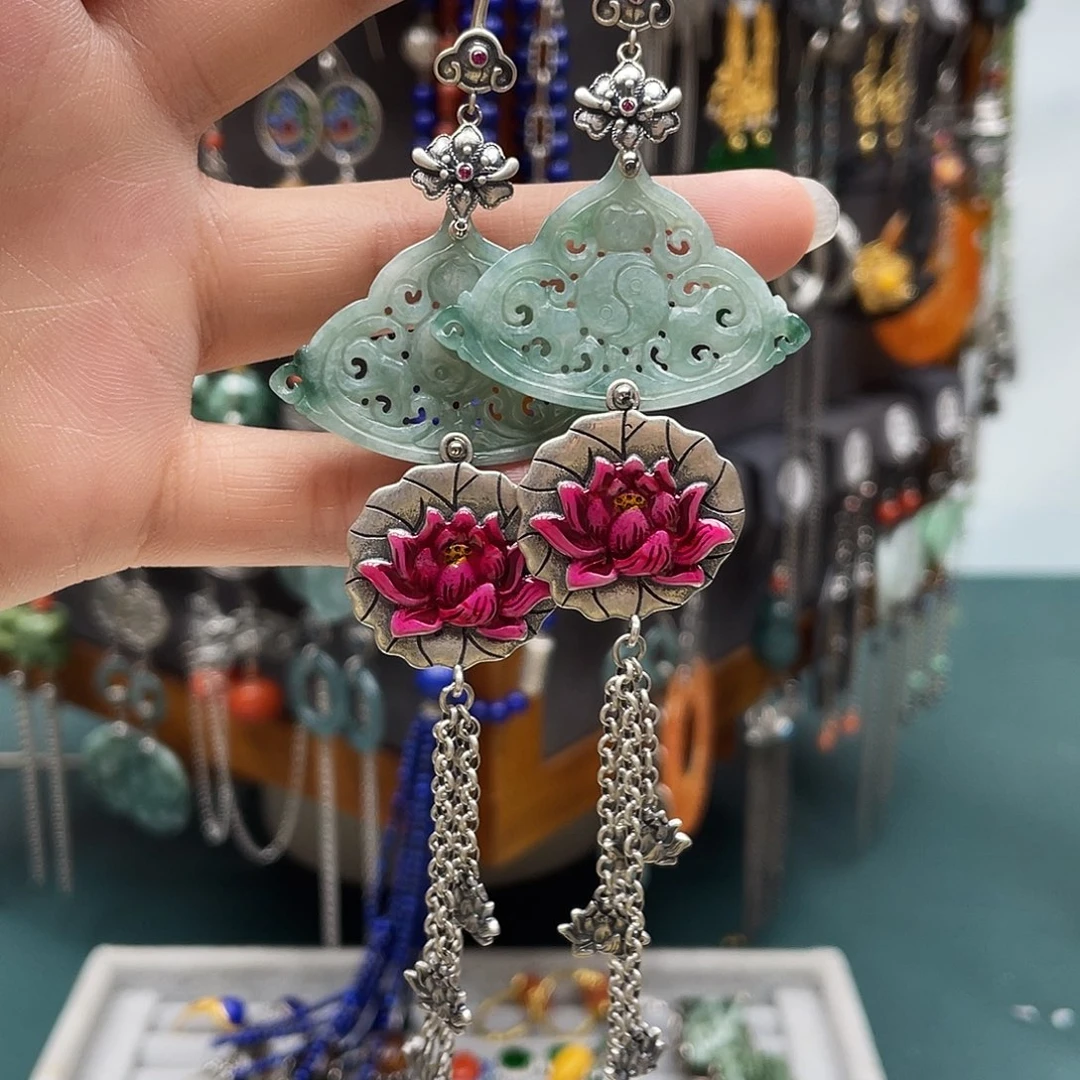 翡翠银S925镶嵌耳饰。*饰品