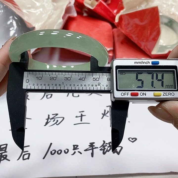 翡翠手镯未镶嵌182。 c