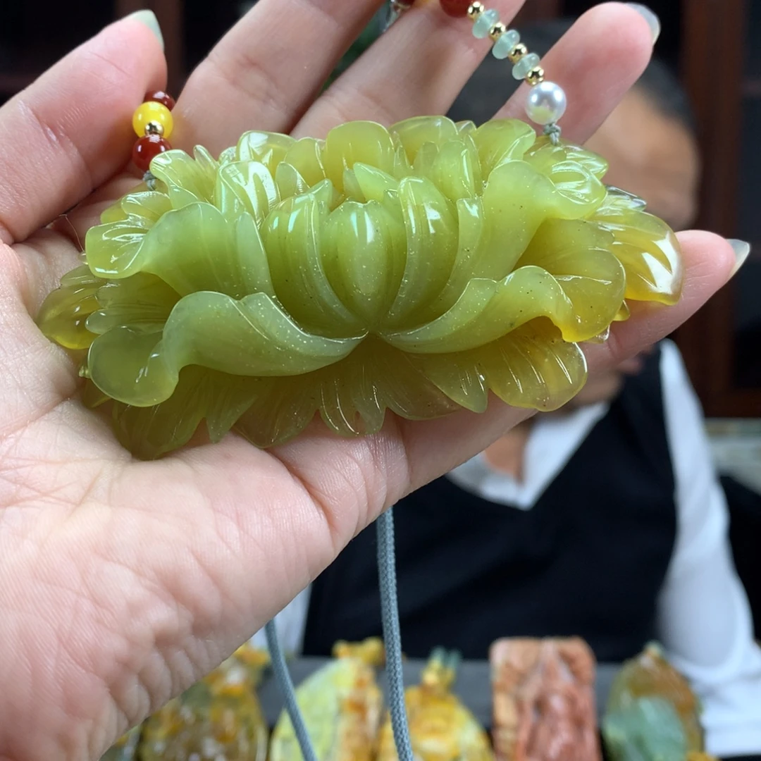 蛇纹石玉未镶嵌颈饰