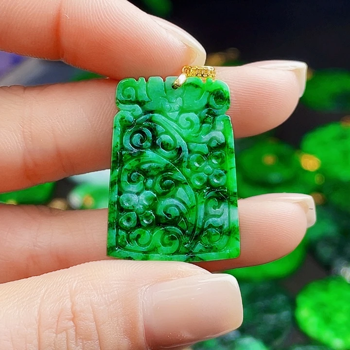 翡翠18K金镶嵌颈饰多样性