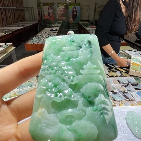 翡翠未镶嵌颈饰一个