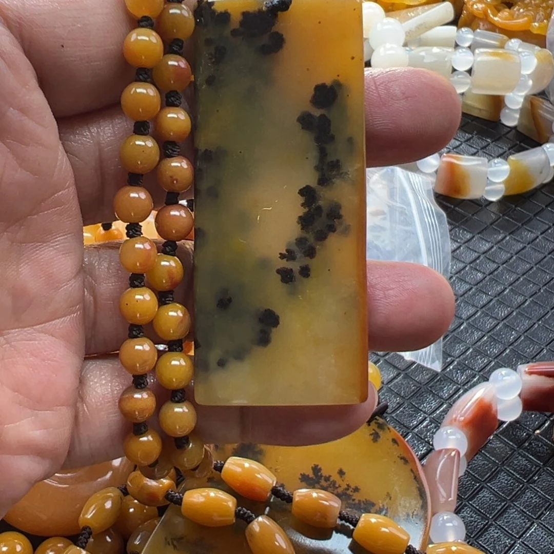 石英质玉未镶嵌颈饰