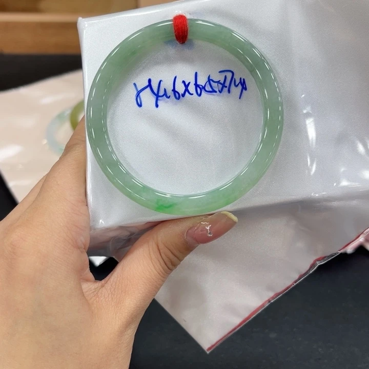 翡翠手镯未镶嵌翡翠