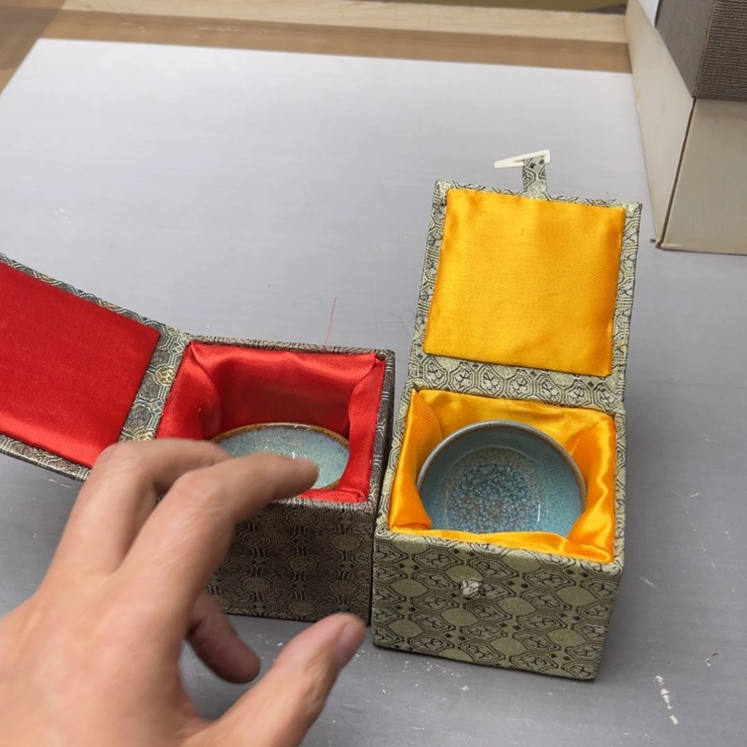 瓷片妙**物密密麻麻地铺满一