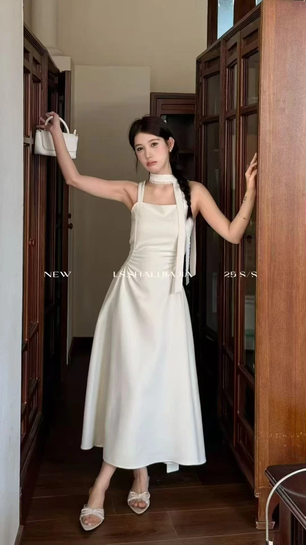 蕾丝挂脖吊带连衣裙女春季2025新款法式收腰显瘦气质度假风长裙