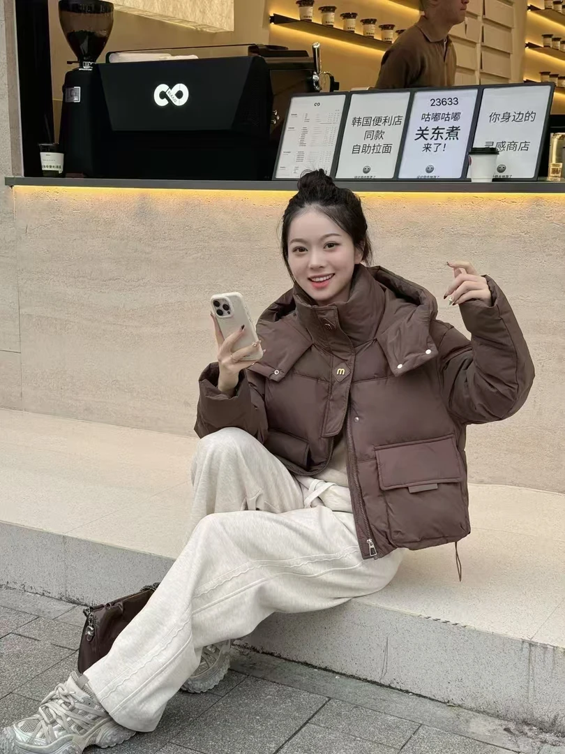 23633款，胸口M标，连帽短款外套