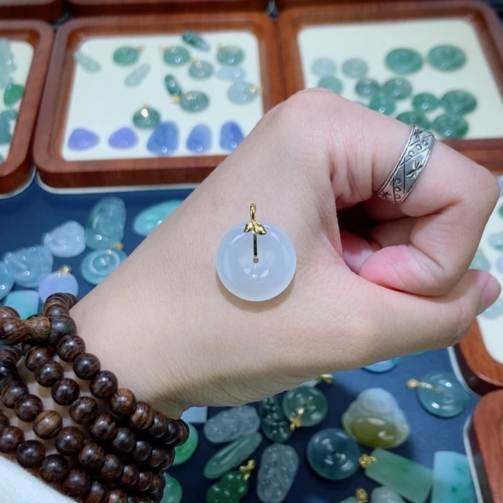 颈饰18K金镶嵌翡翠平安扣