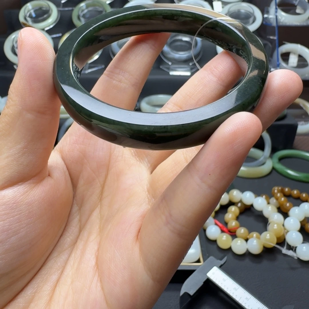 和田玉未镶嵌手镯