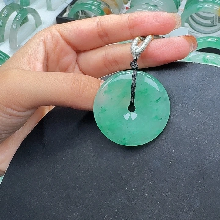 石英质玉（非洲翠）未镶嵌颈饰