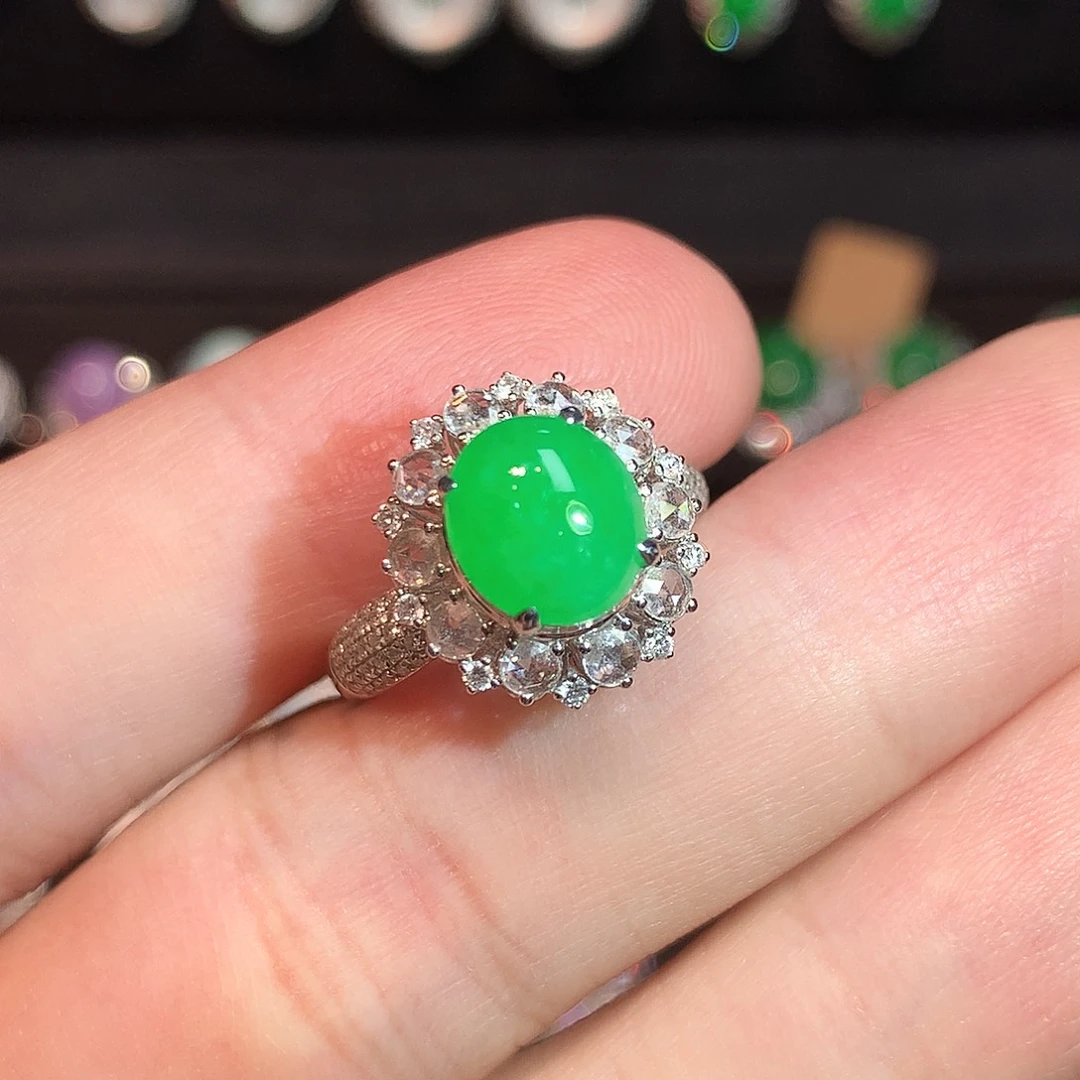 翡翠18K金镶嵌戒指正冰正阳绿蛋面戒指