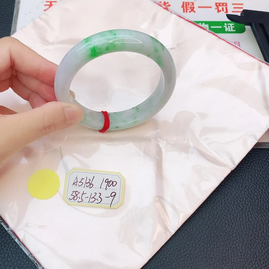 翡翠手镯未镶嵌翡翠