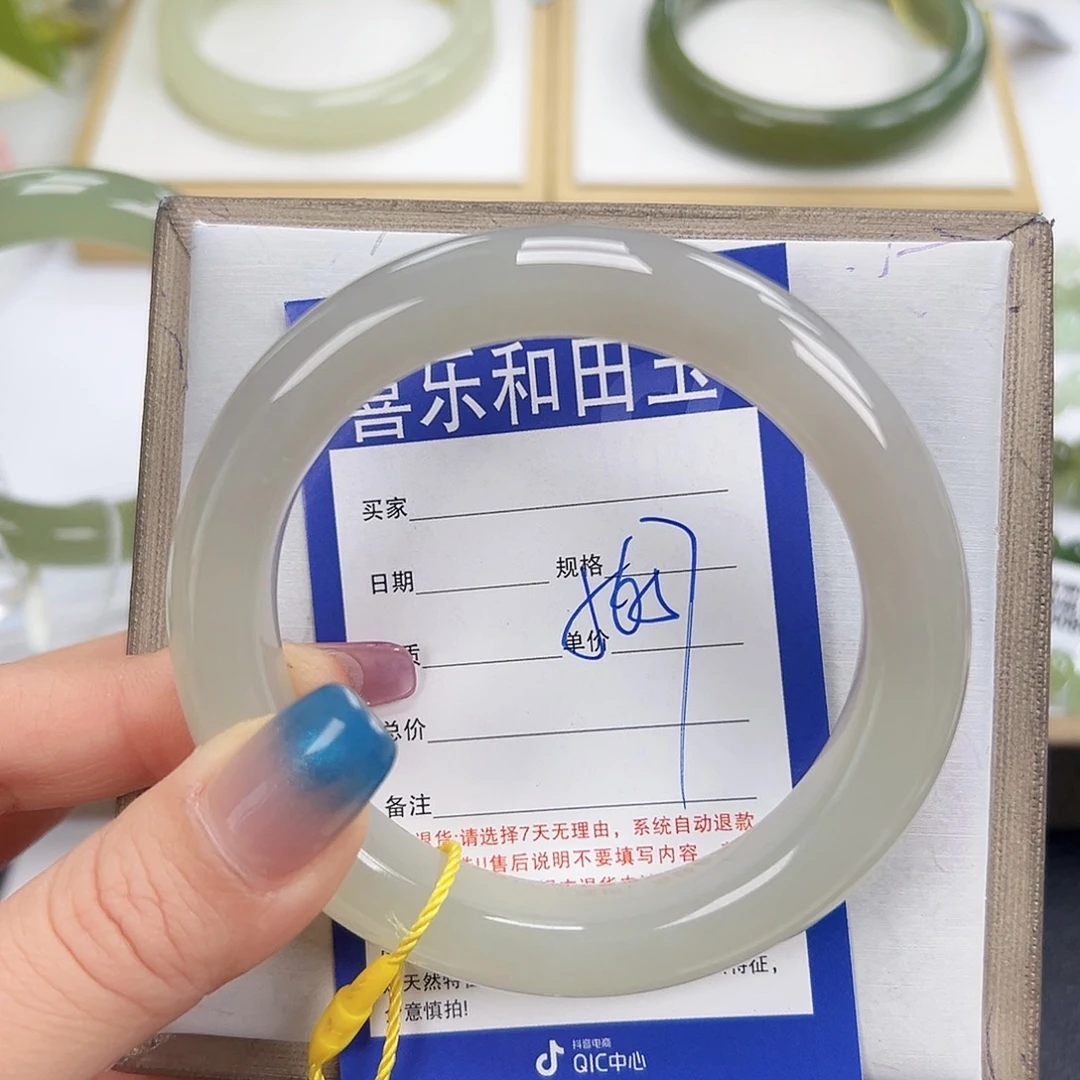 怡***怡和田玉未镶嵌手镯