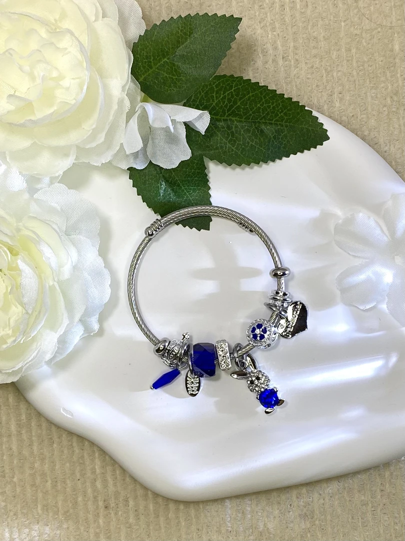 非金属铅玻璃手链 五叶之兔银色女经典洛丽塔风日韩可调节