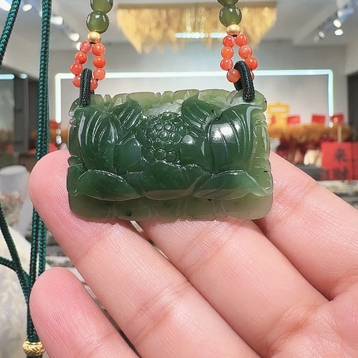 岫玉未镶嵌颈饰吊坠