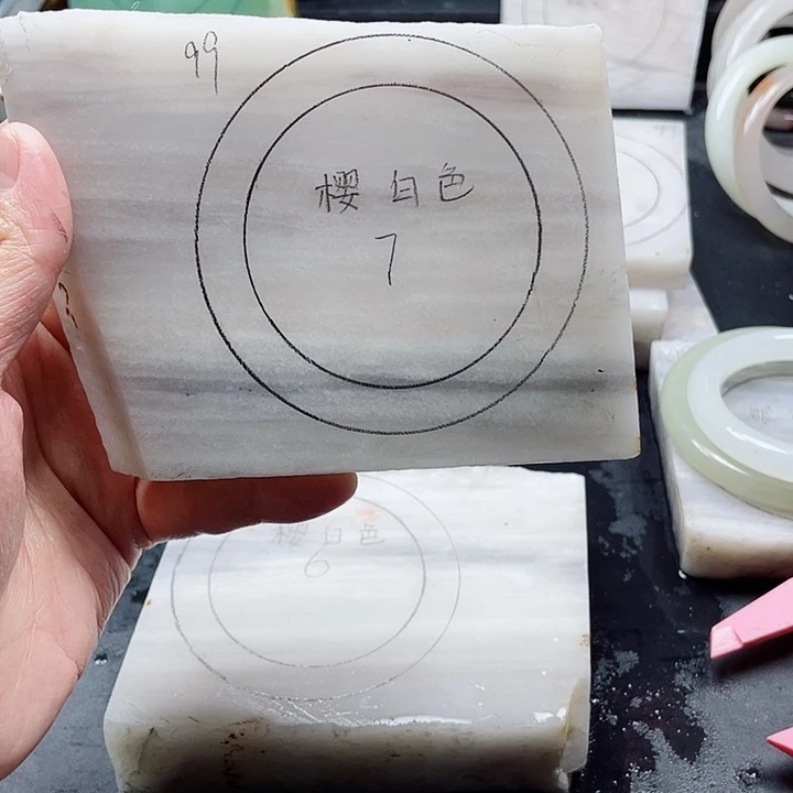 石英质玉未镶嵌手镯定制