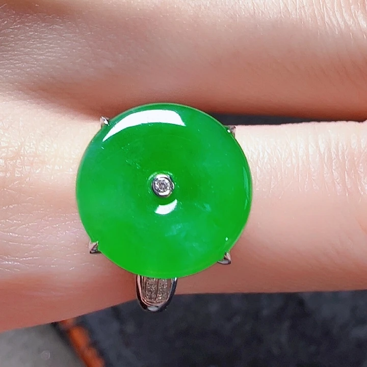 翡翠戒指18K金镶嵌签收后24小时鉴赏期，过时不退