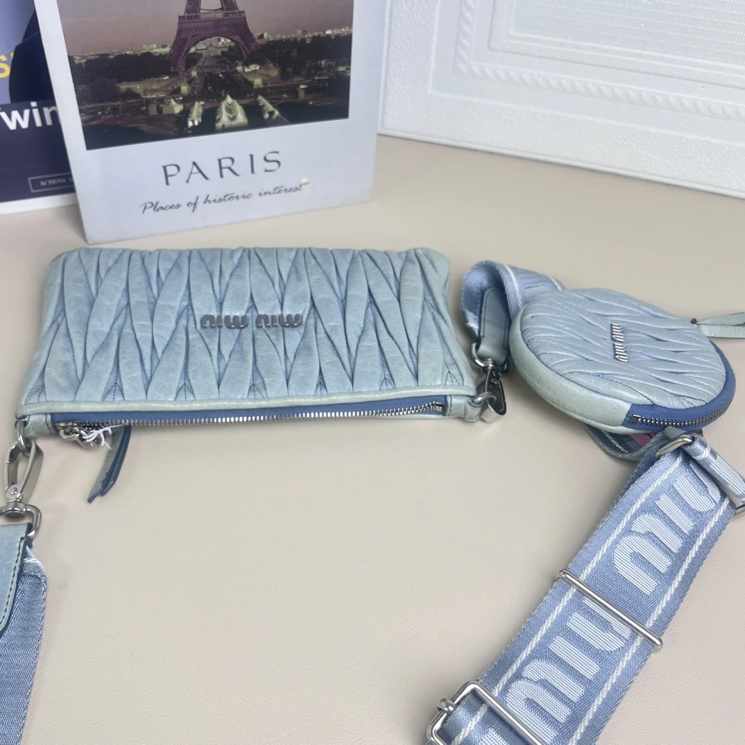 95新 MIU MIU/缪缪 蓝色褶皱宽肩带斜挎包