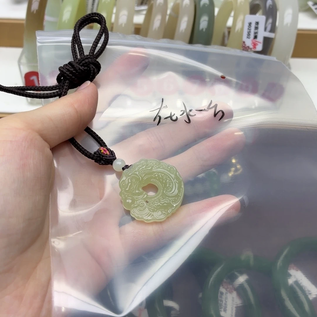 在***方和田玉未镶嵌手镯