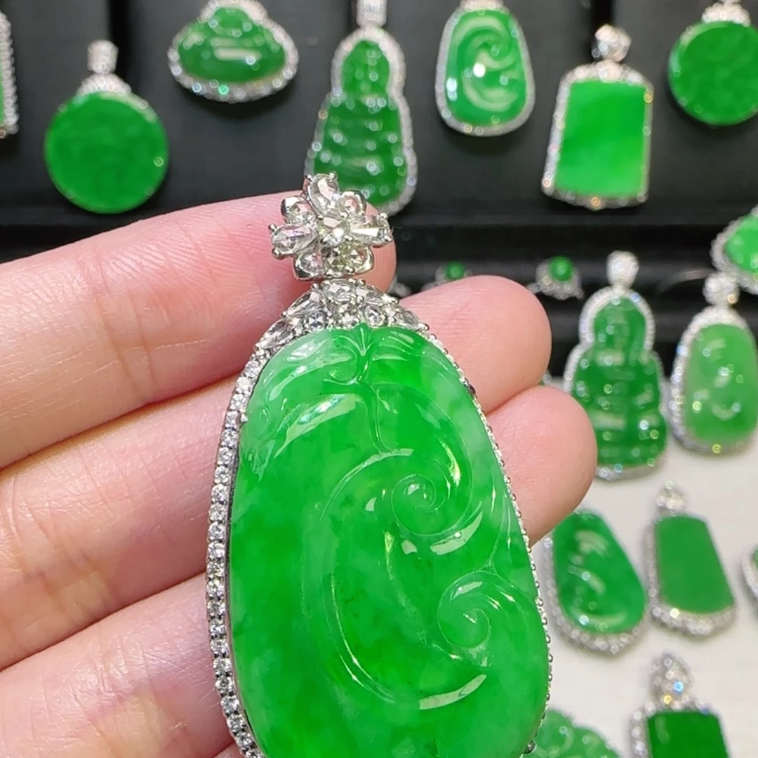 翡翠18K金镶嵌颈饰