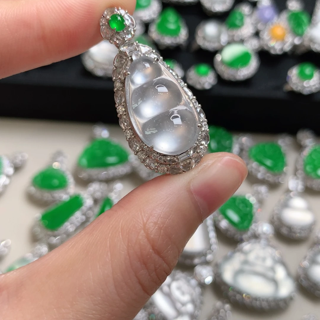 颈饰18K金镶嵌翡翠福豆