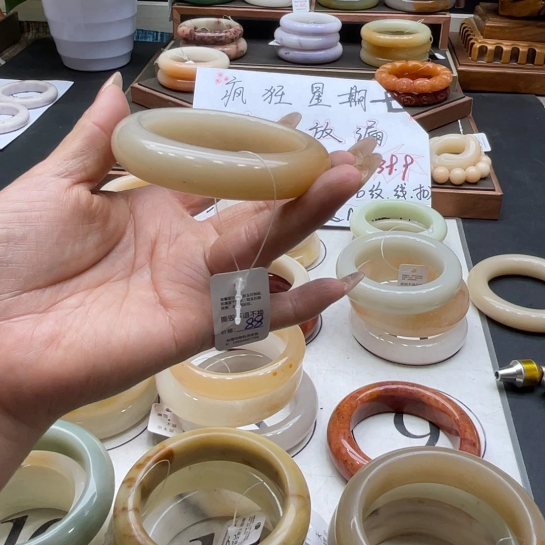 *****石英岩玉未镶嵌手镯