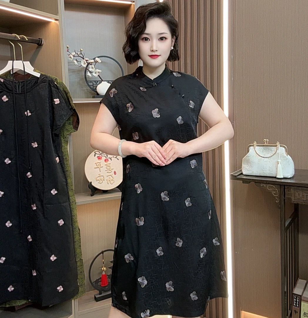 【粉蝴蝶】2025新款高端重磅素雅新中式风格刺绣遮肉显瘦连衣裙