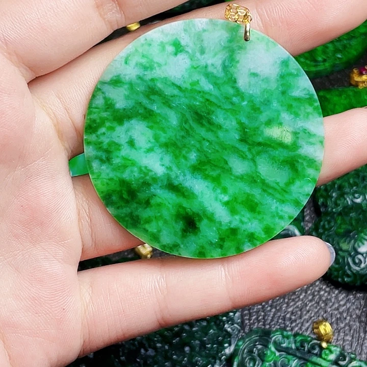 翡翠18K金镶嵌颈饰多样性